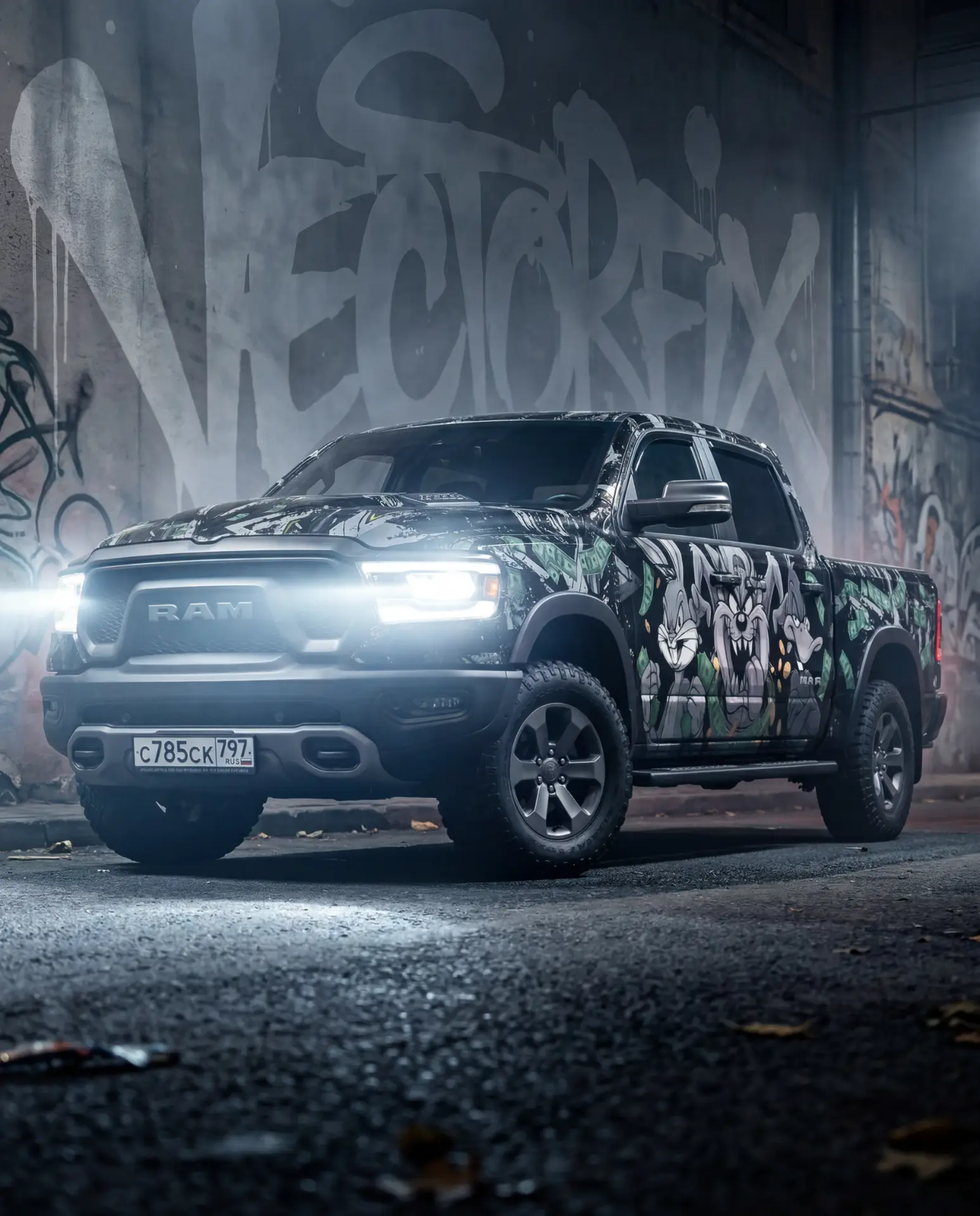 RAM 1500 у стены с граффити VECTORFIX
