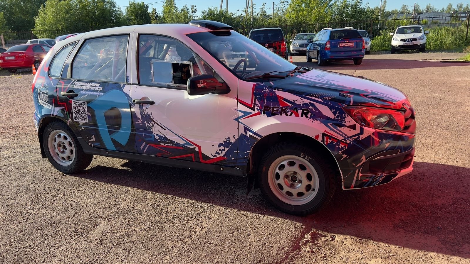 Раллийный автомобиль с ливреей — вид сбоку