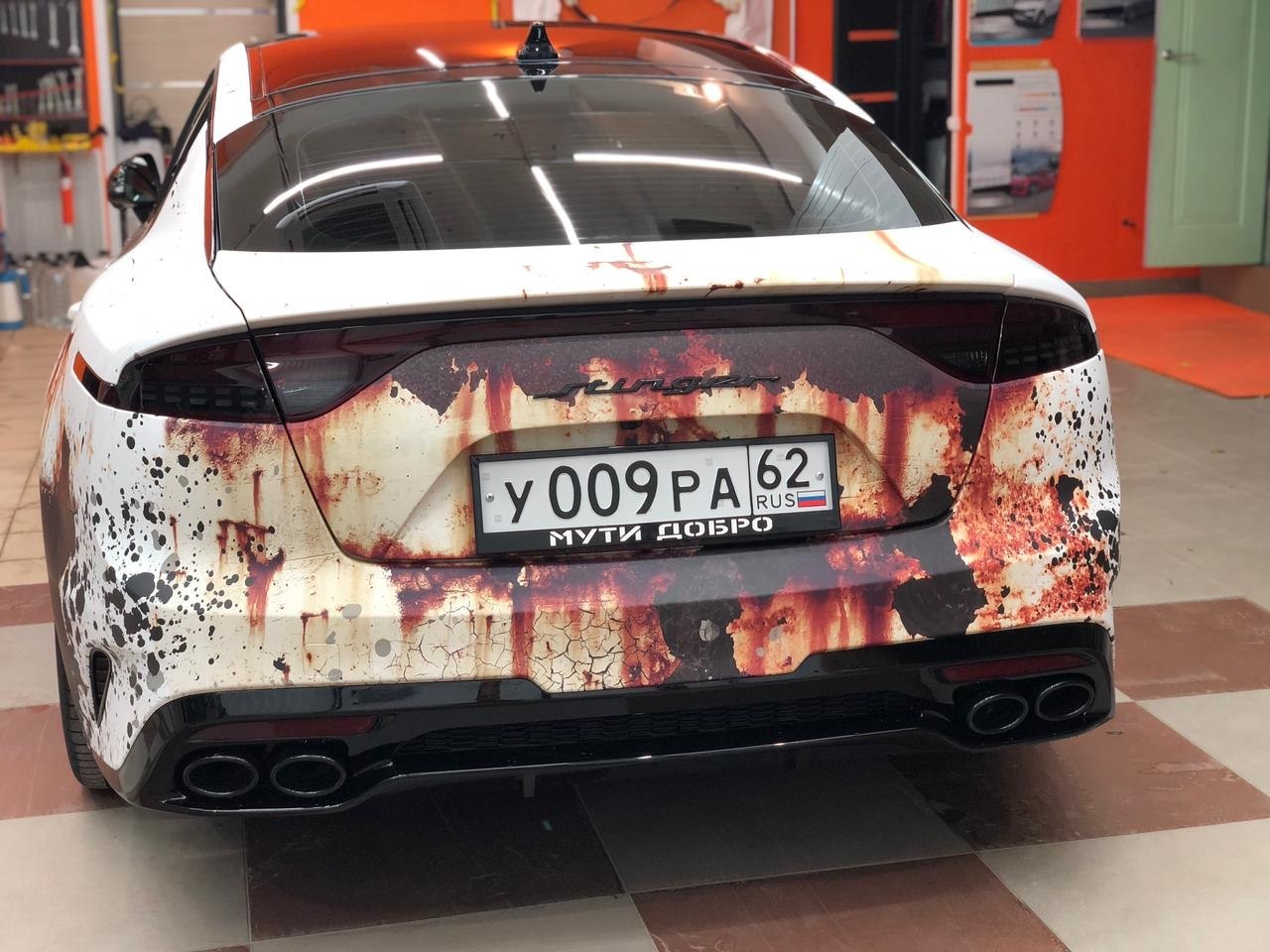 Kia Stinger «Ржавчина» — вид сзади