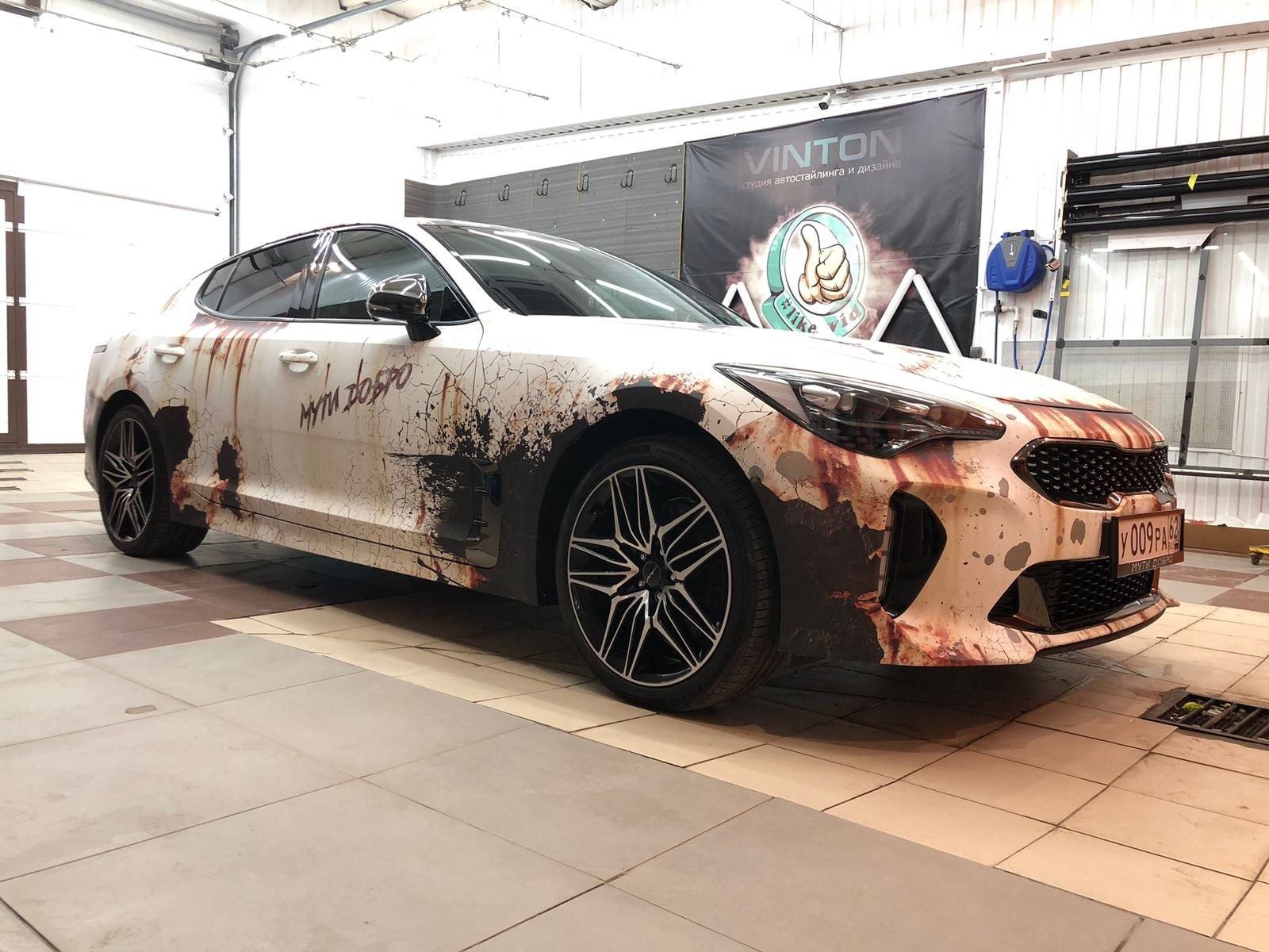 Kia Stinger «Ржавчина» — вид спереди сбоку