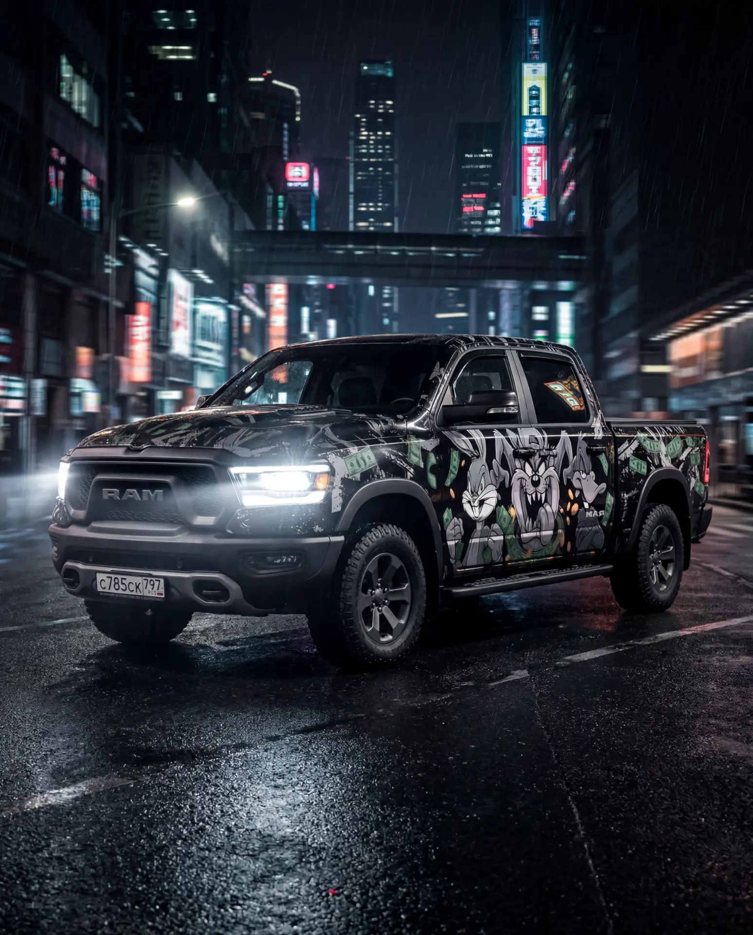 RAM 1500 ночью в городе