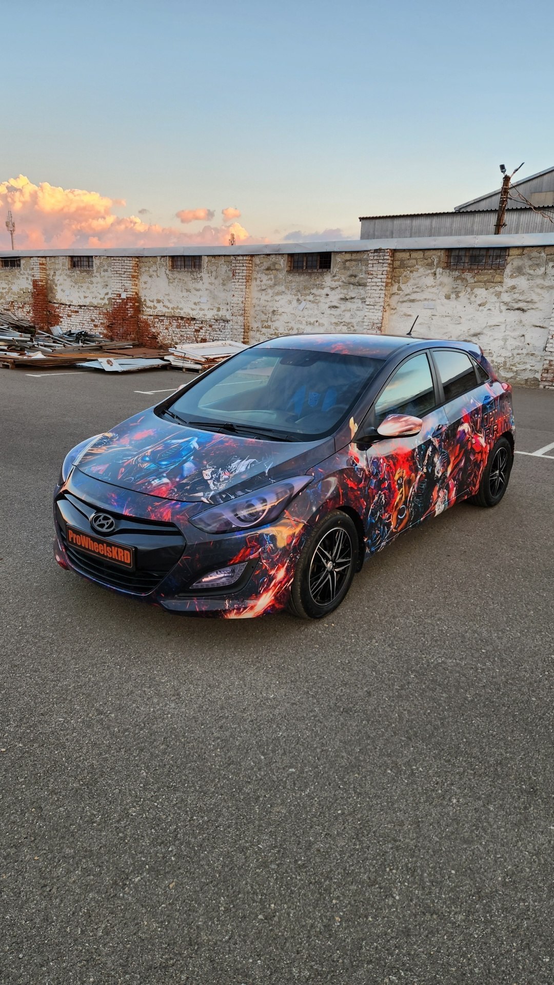 Hyundai i30 в винилографии «Трансформеры» — ракурс три четверти на закате