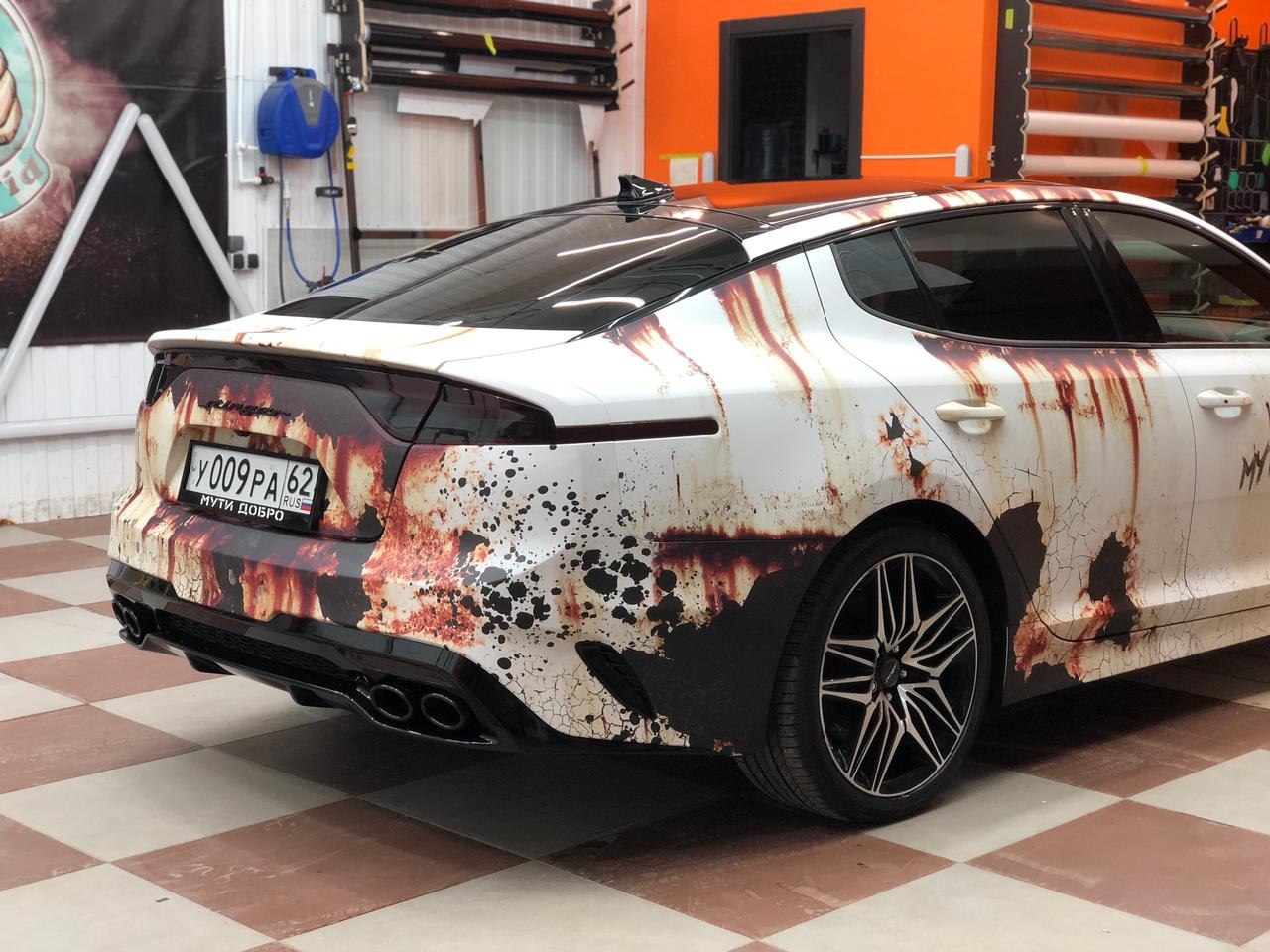 Корма Kia Stinger — задняя четверть